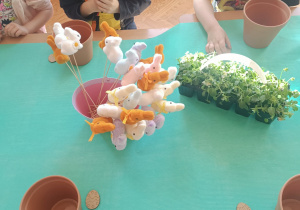 Dzieci sadzące rośliny w doniczkach