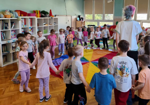 Dzieci uczestniczące w zabawach ruchowych