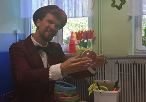 Magik Gapcio trzymający w ręku kulę