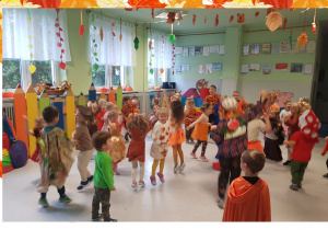 Dzieci bawiące na sali gimnastycznej podczas balu jesieni