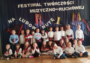 Zdjęcie grupowe dzieci w strojach ludowych