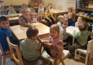 Grupa Pomarańczowa dzieci siedząca w kawiarence