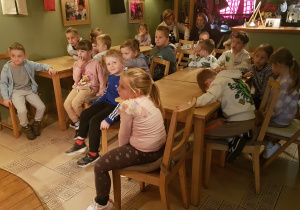 Grupa Żółta siedząca w kawiarence