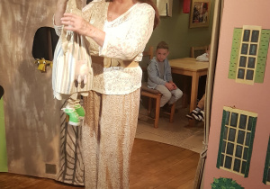 Aktorka z rekwizytami