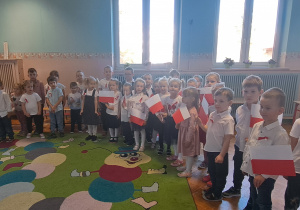 Przedszkolaki z flagą Polski