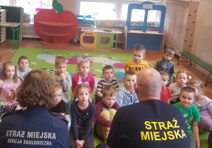 Strażnicy Miejscy na pogadance o bezpieczeństwie z przedszkolakami
