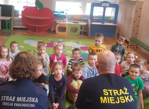 Spotkanie ze Strażą Miejską - uczymy się bezpieczeństwa.