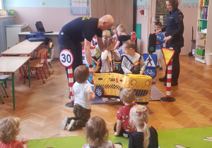 Dzieci w symulacji ruchu drogowego