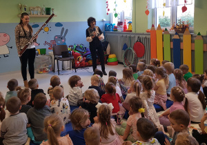 Przedszkolaki wysłuchujące koncertu
