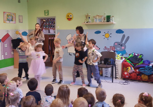 Przedszkolaki biorące udział w muzycznym wydarzeniu