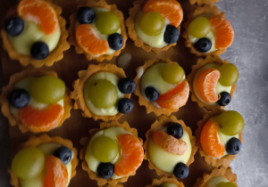 Babeczki z budyniem i owocami