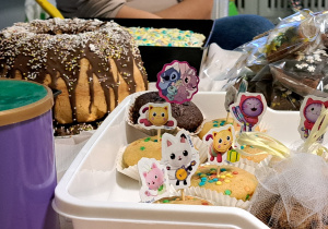 Stół z ciastami i skarbonka