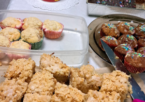 Stół z ciastami na kiermasz