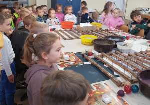 Dzieci przy malowaniu własnych bombek