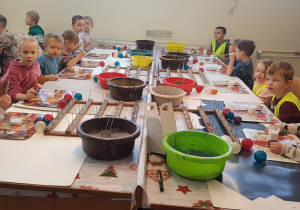 Dzieci przy malowaniu własnych bombek