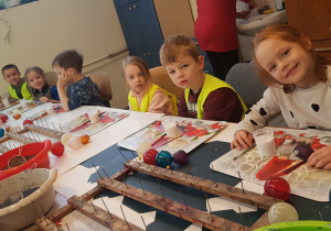 Dzieci przy malowaniu własnych bombek
