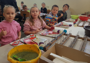 Dzieci przy malowaniu własnych bombek