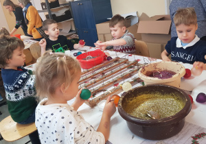 Dzieci przy malowaniu własnych bombek