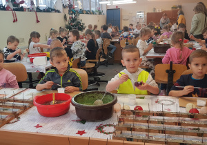 Przedszkolaki w trakcie tworzenia swoich bombek