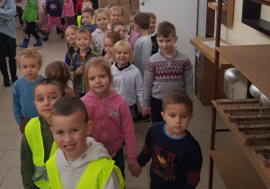 Zwiedzające przedszkolaki fabrykę Bombek