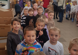 Zwiedzające przedszkolaki fabrykę Bombek