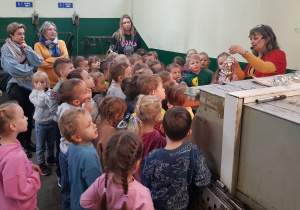 Jak powstają bombki - pani tłumaczy