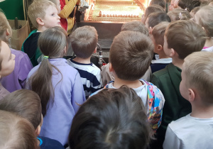 Zwiedzające przedszkolaki fabrykę Bombek