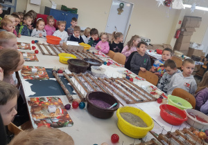 Dzieci tworzą swoje bombki