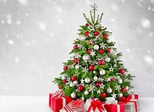 Bożonarodzeniowa Choinka z prezentami na tle jasnoniebieskiego nieba z gwiazdami