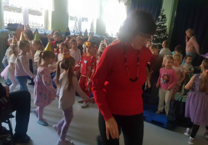 Grupa radosnych dzieci tańczących podczas koncertu