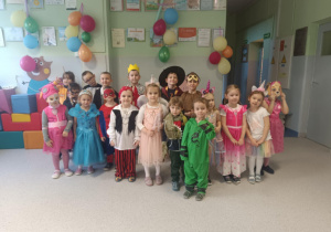 Dzieci bawiące się przy muzyce na balu