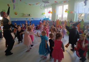 Dzieci bawiące się przy muzyce na balu