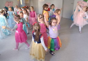 Dzieci bawiące się przy muzyce na balu