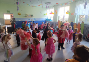 Dzieci bawiące się przy muzyce na balu