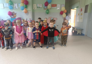 Dzieci bawiące się przy muzyce na balu