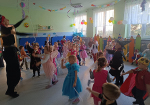 Dzieci bawiące się przy muzyce na balu