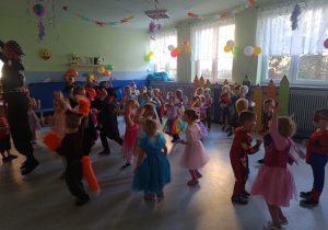 Dzieci bawiące się przy muzyce na balu