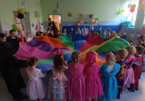 Dzieci bawiące się przy muzyce na balu