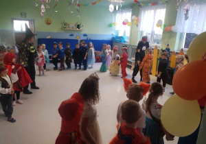 Dzieci bawiące się przy muzyce na balu