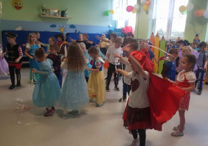 Dzieci bawiące się przy muzyce na balu