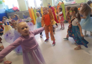 Dzieci bawiące się przy muzyce na balu