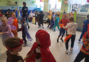 Dzieci bawiące się przy muzyce na balu