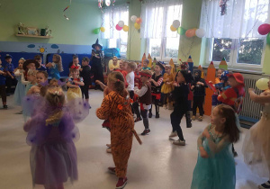 Dzieci bawiące się przy muzyce na balu