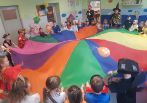 Dzieci bawiące się przy muzyce na balu