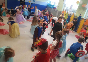 Dzieci bawiące się przy muzyce na balu
