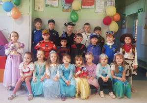 Dzieci bawiące się przy muzyce na balu