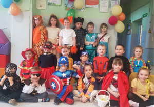 Dzieci bawiące się przy muzyce na balu