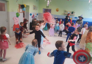 Dzieci bawiące się przy muzyce na balu