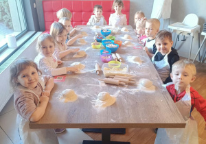 Dzieci robiące ciasto