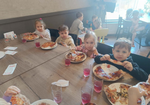 Dzieci robiące pizzę